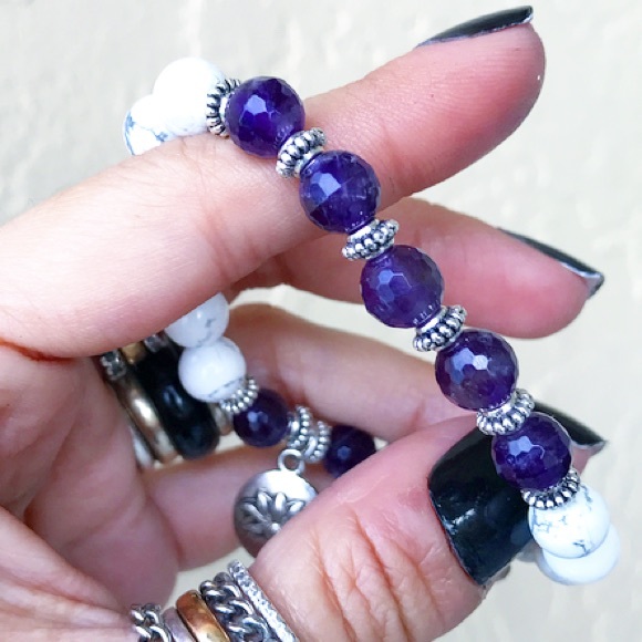 Dark purple amethyst & howlite lotus flower charm - Picture 8 of 9